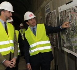 Su Alteza Real el Príncipe de Asturias observa un plano de las nuevas instalaciones de la línea 9 de Metro